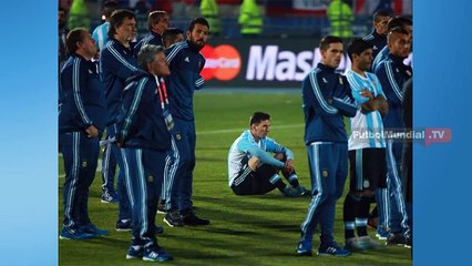 Dos niños chilenos, en vez de festejar, fueron a consolar a Messi Chile vs Argentina 4 1 2
