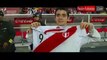 Torcedor peruano recebe camisa de Guerrero e exibe presente como troféu