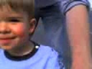 Saut trotinette par enfant de 2 ans