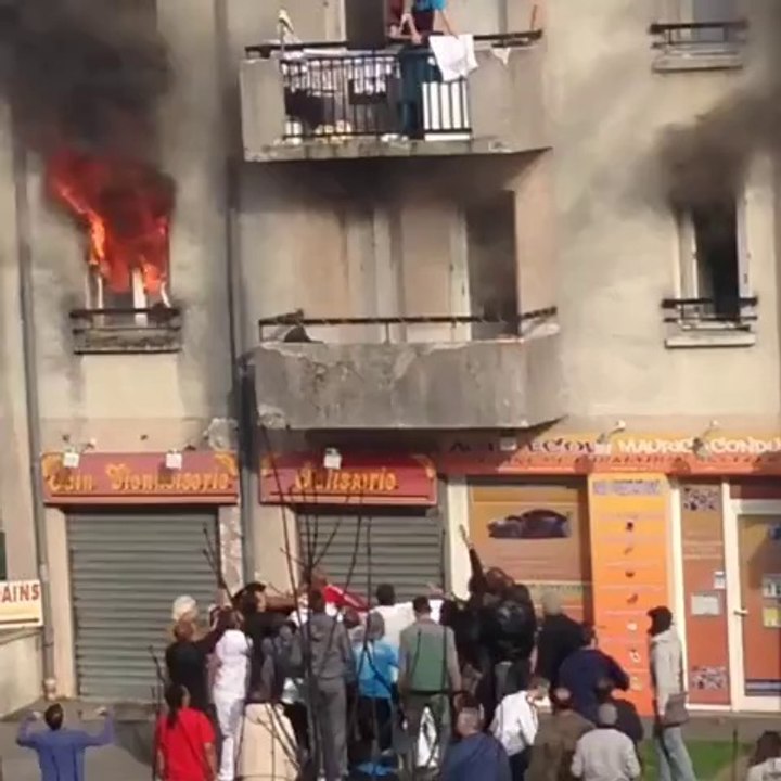 Une mère sauvée des flammes par des jeunes