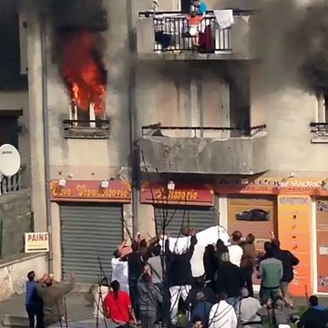 Un bébé sauvé des flammes par des jeunes
