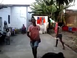 A dança do pintinho piu.
