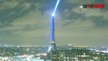 Parigi. La Tour Eiffel illuminata col tricolore francese