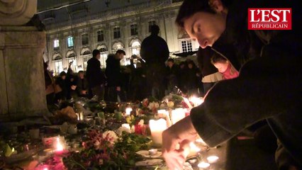 Nancy : les étudiants dans le recueillement place Stanislas