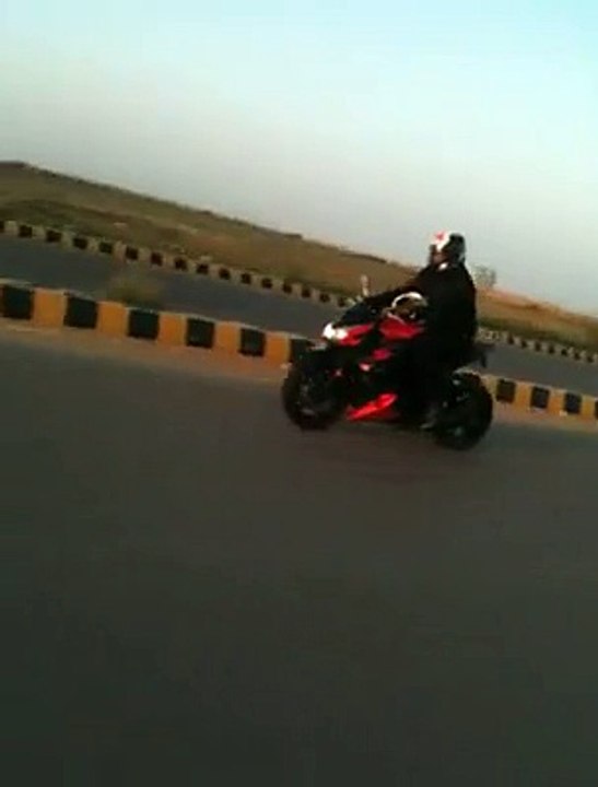 LONG ONE WHEELIE ON Z1000
