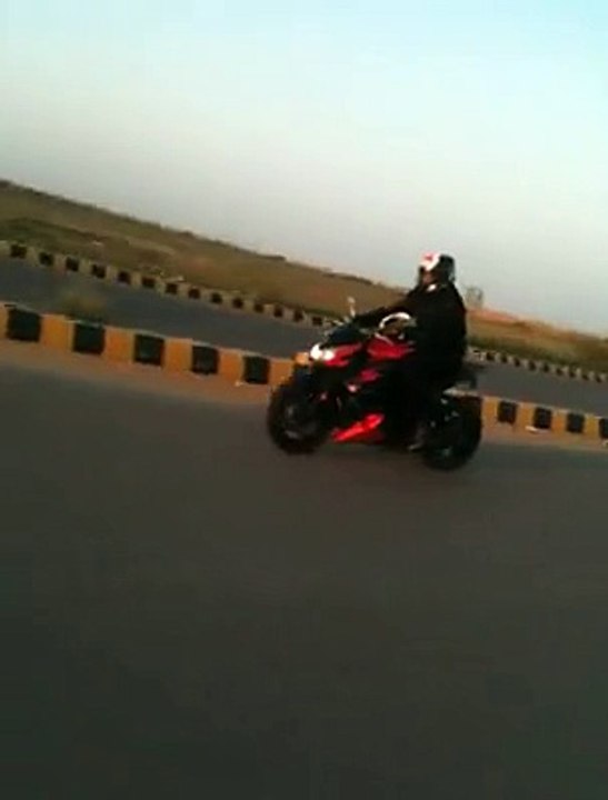 LONG ONE WHEELIE ON Z1000