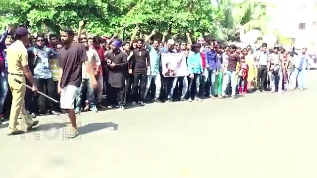 VIDEO Shahrukh Khan, Abram Wave At Fans From Mannat - Shahrukh Khan 50th Birthday