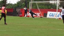 Goleiro revelação do Fla faz belas defesas durante treino