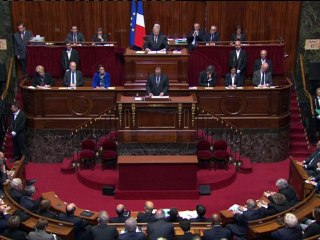 Attentats: la traque d'un suspect-clé se poursuit, Kerry à Paris