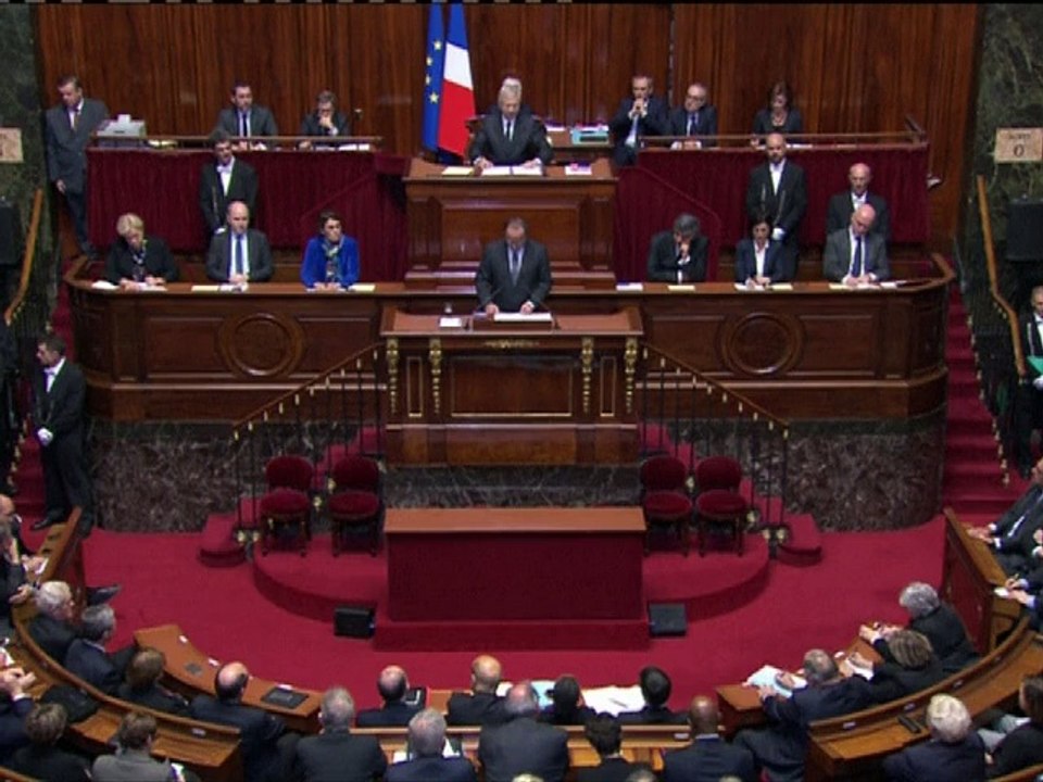 Attentats: la traque d'un suspect-clé se poursuit, Kerry à Paris