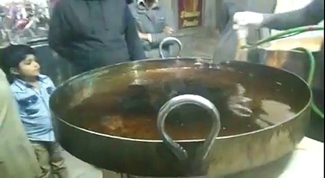 This guy who makes amazing jalaibi in Faisalabad invented this machine all by himself.