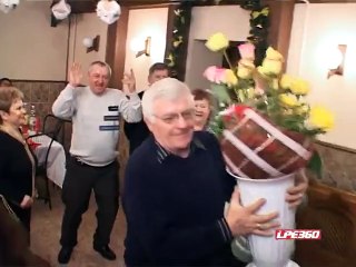 C'est ce qu'on appelle une grosse gamelle! Chute d'un couple sous la table!