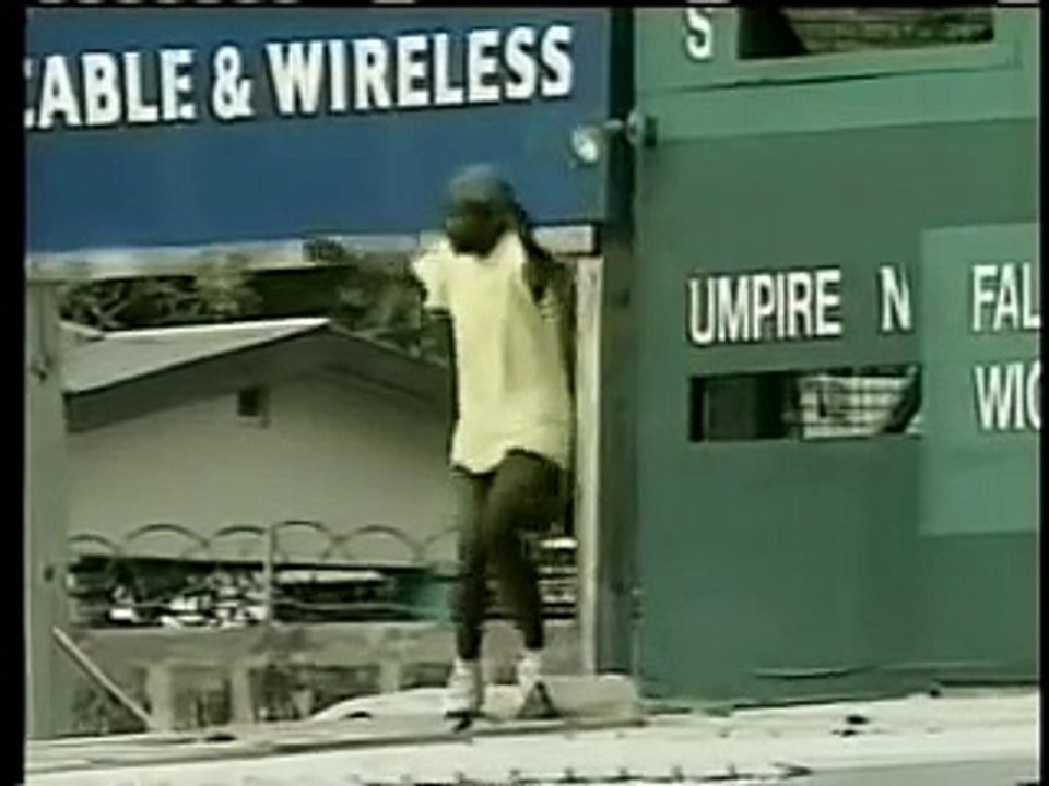 Worst batting ever in cricket history.Hilarious.U laugh for ages.Cant stop laughing.watch till end -