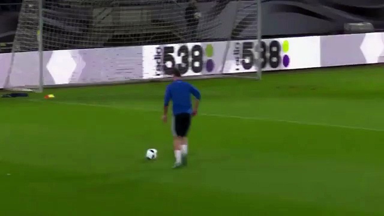 Hollandalı yıldız havada döndü, topukla topu ağlara yolladı!