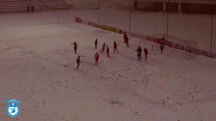 Karla kaplı sahada maç oynadılar!