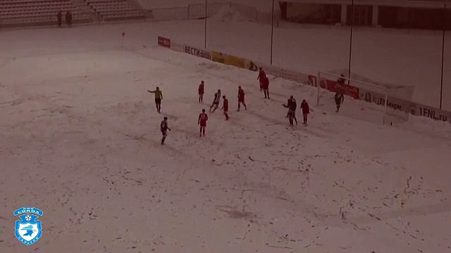 Karla kaplı sahada maç oynadılar!
