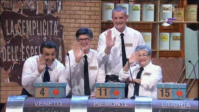 Flavio Insinna e l'allegra famigliola di Affari Tuoi con la camicia bianca