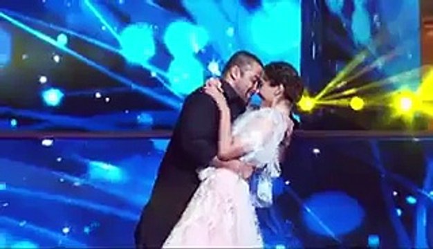 Salman Khan Performs on Shah Rukh’s Hit Song – Tujhe Dekha from DDLJ - TellytubeHD-Indian Tv Shows,Events,Bollywood News