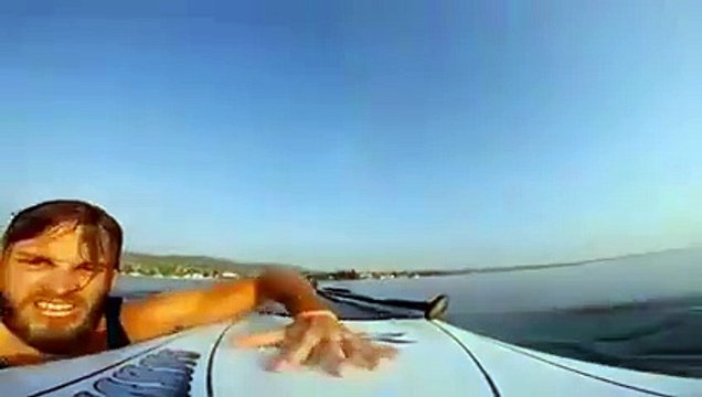 Un paddle boarder attaqué par un requin... Flippant!