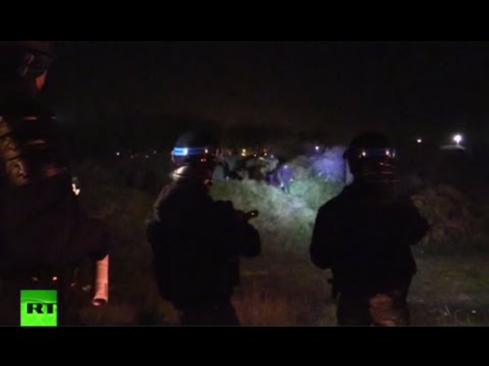 ‘Almost state of war’: Calais locals in fear amid ongoing refugees’ clashes with police