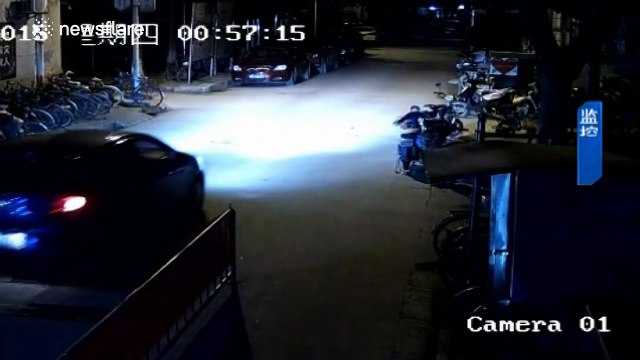 Man decides to set a car that's blocking his way on fire