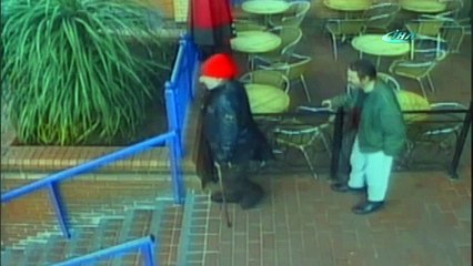 Engelli adamı merdivenlerden itti: Yetmedi darp etti !