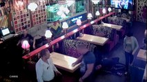 Des paramilitaires Ukrainiens règlent leurs comptes dans un restaurant