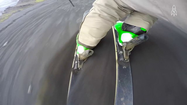 Ce skieur descend le volcan Etna. Poudreuse noire...