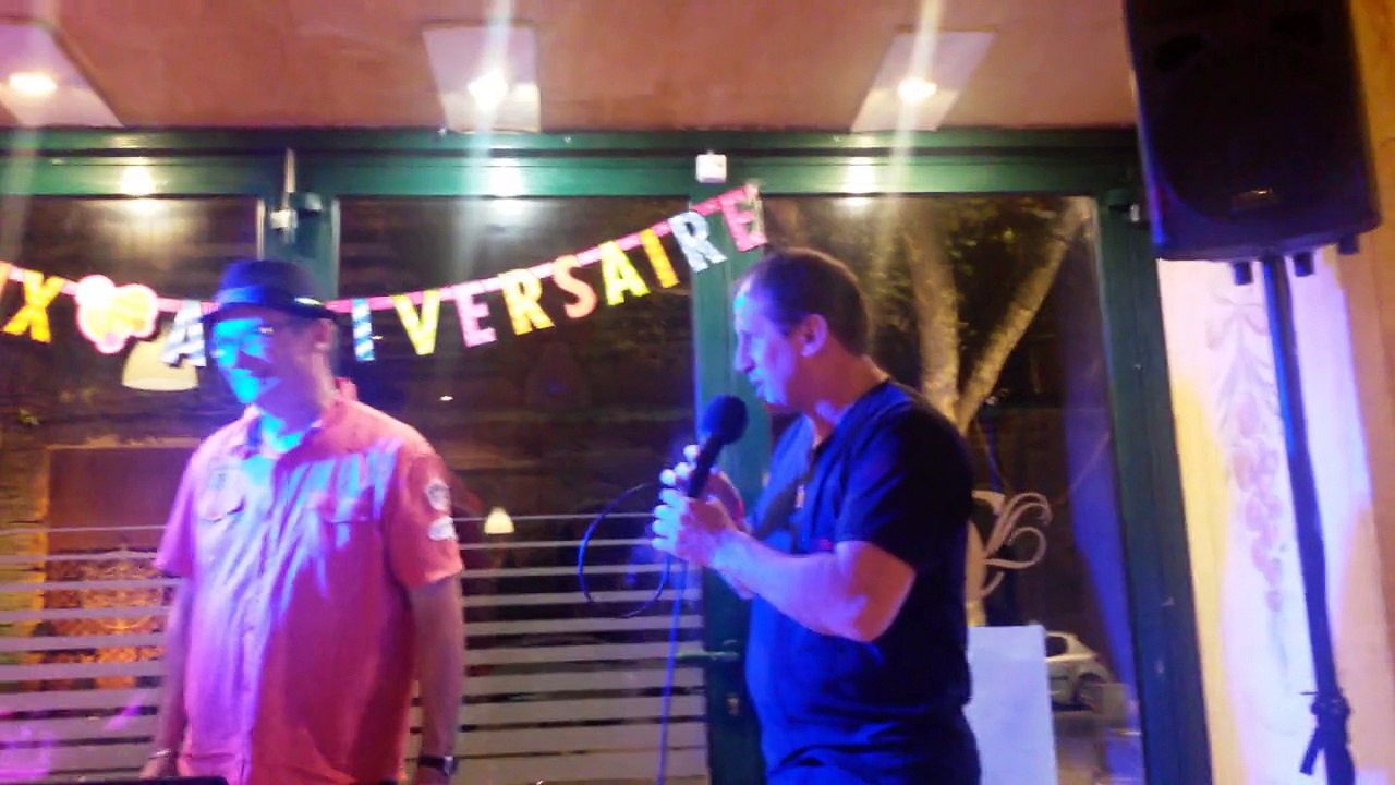 Louis interprète une très jolie chanson