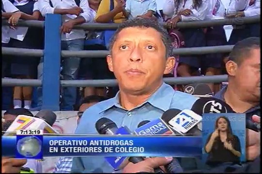 Operativo antinarcóticos en exteriores de colegio