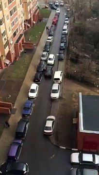 Зарули, дура... Как не стоит вести себя при разъезде в тесном дворе