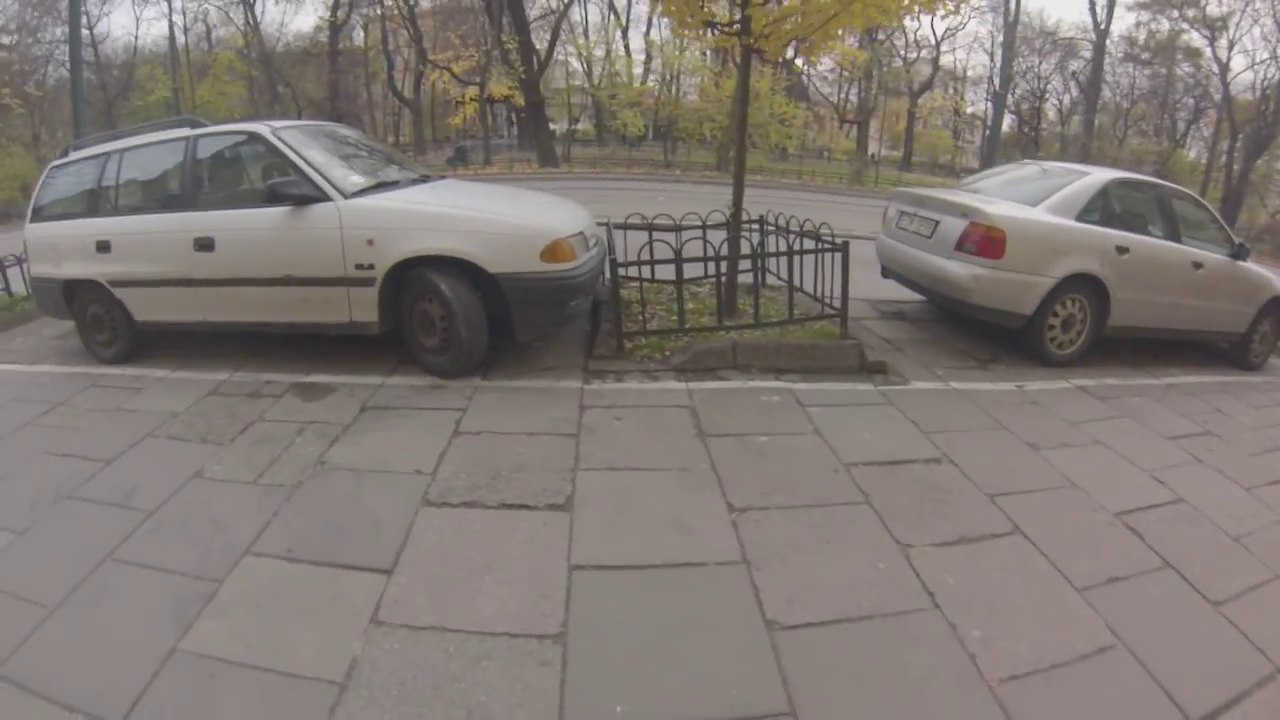 Un homme réalise un créneau au millimètre près