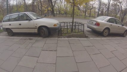 Un homme réalise un créneau au millimètre près