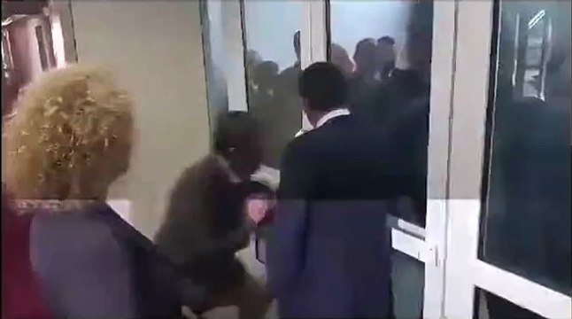 Pamjet kur deputetët e opozitës hedhin gaz lotsjellës