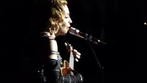 Madonna arrête son spectacle pour rendre hommage aux victimes de Paris. Un moment fort Madonna in Paris