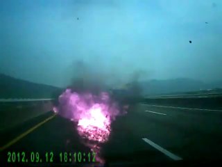 Une dashcam filme une voiture en route vers le futur à Taïwan
