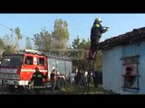 Report TV - Përfshihet nga flakët një banesë në Fushë-Mamurras