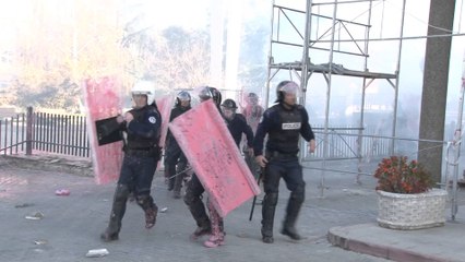 Video herunterladen: Përleshje fizike në mes deputetëve të opozitës dhe Policisë