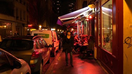 Sur une terrasse, deux infirmiers refont le monde, "parce que c'est la beauté des cafés parisiens"
