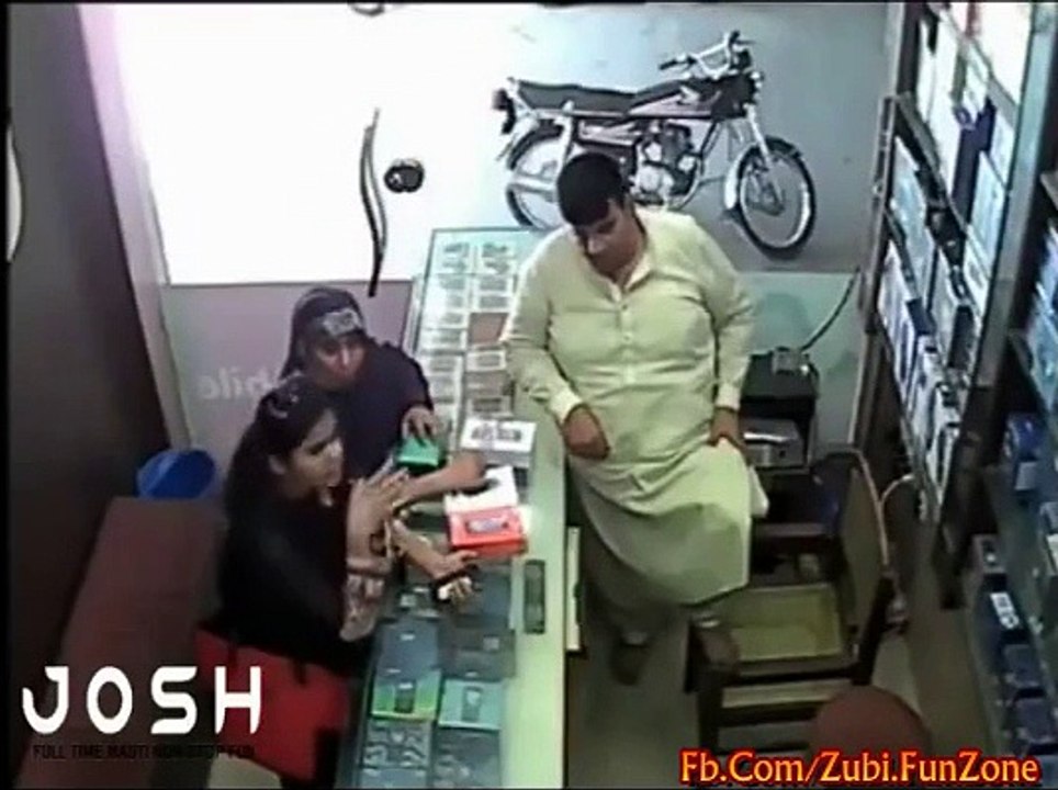 جس نے یہ ویڈیو نہ دیکھی وہ خود ہی پشتاۓ گا ویڈیو دیکھیں Daughter and mother Robbery in mobile shop Amazing Video -