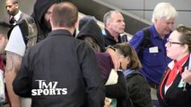 Ronda Rousey esconde o rosto em aeroporto