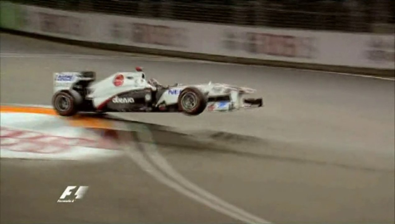 Kobayashi Crash in Singapore Qualifying 2011