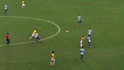 Colombia win free kick after James Rodriguez pushes teammate into Argentina player (Video)