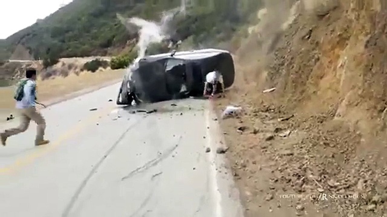 A SNOB .... WANT TO SHOW OFF, EVEN LUXURY CAR HIT MOUNTAIN TO CRUMBLE