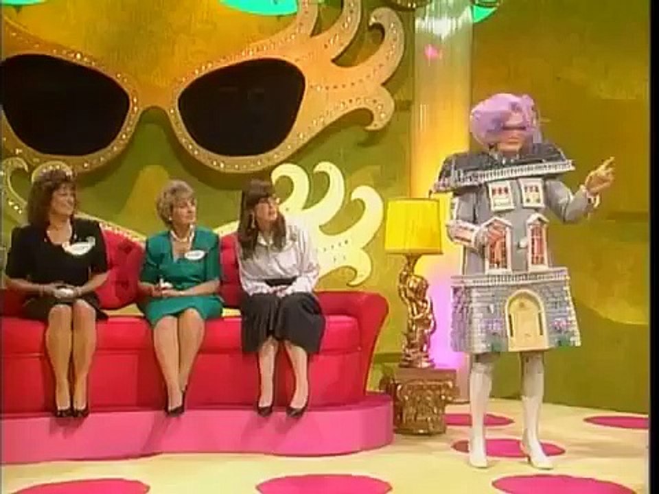 Dame Ednas Neighbourhood Watch S2E2 Enids Home