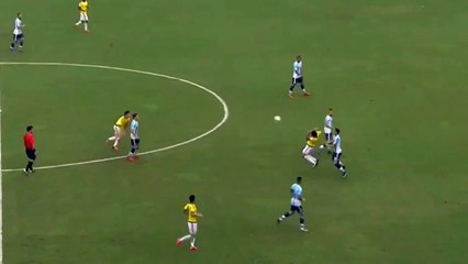 Colombia win free kick after James Rodriguez pushes teammate into Argentina player (Video)