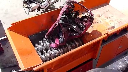 Máquina destrói veículos em segundos