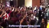 FANS RUN AFTER Miguel Cotto as he TRIES to EXIT Mandalay Bay - EsNews Boxing
