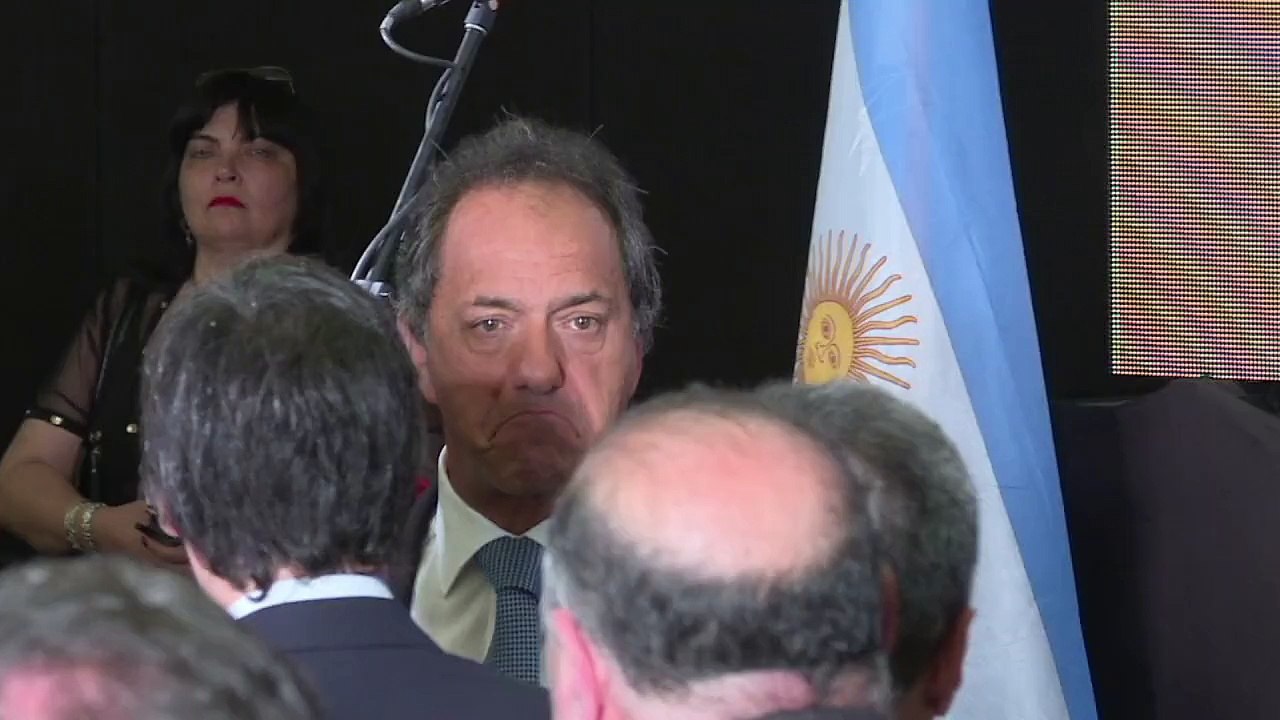Scioli pede votos a cientistas em Buenos Aires