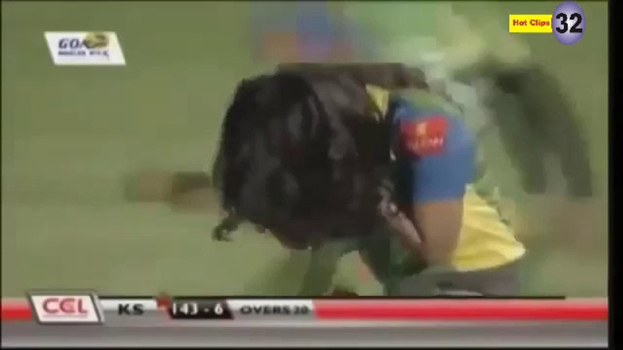 actress b00bs press in cricket match